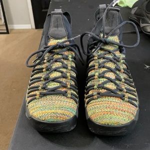 Women’s Nike KDS size 8